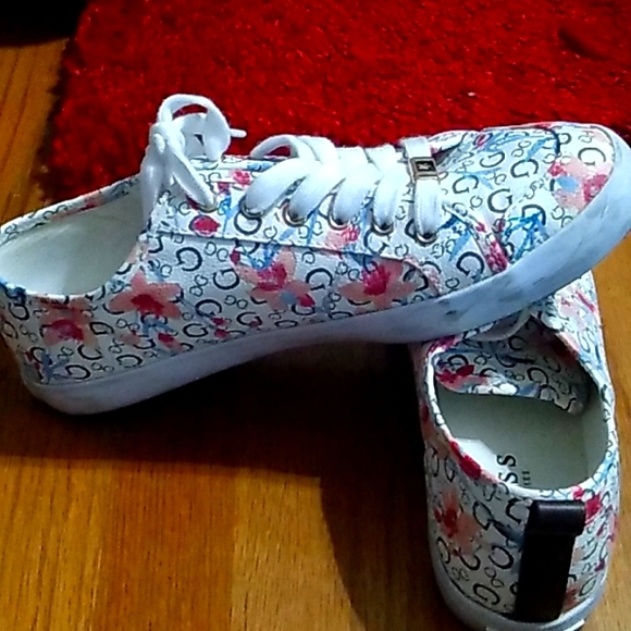 Woman's tennis - Picture 4 of 5